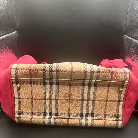 Burberry bag really cute - Picture 2 of 4